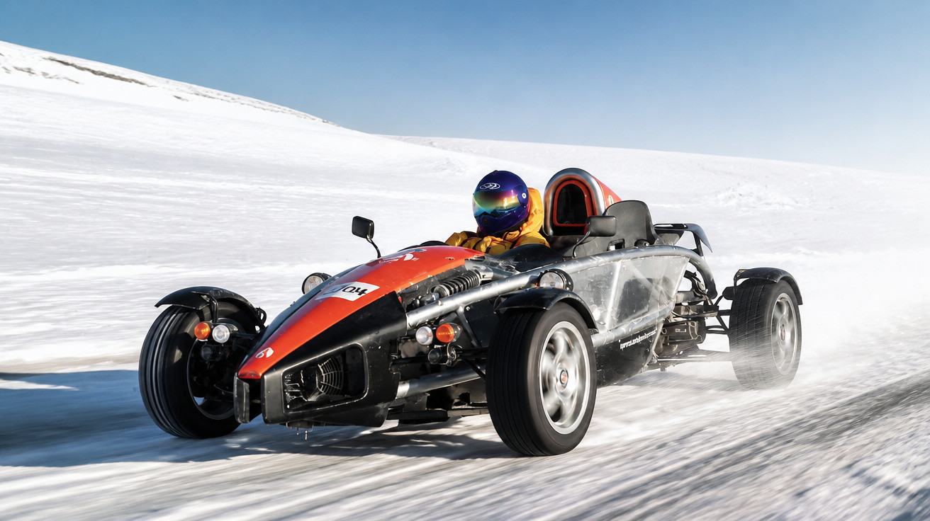 Carro desportivo de pista a conduzir em alta velocidade na neve com condutor de capacete azul.