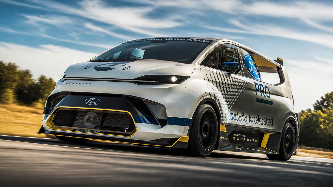 Carrinha elétrica Ford Pro branca a alta velocidade numa estrada sob céu azul com nuvens.